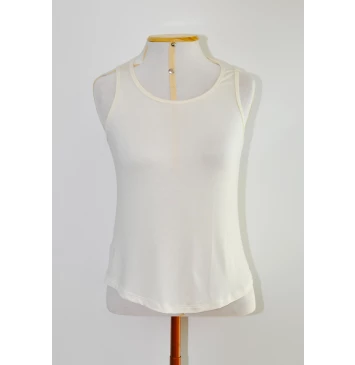 Blusa sem manga e recorte nas costas em malha creme  Adri 